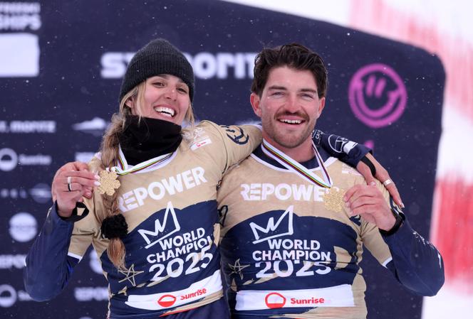 Les Français Julia Pereira de&nbsp;Sousa (à gauche) et Loan Bozzolo (à droite) ont été sacrés champions du monde de snowboardcross&nbsp;par équipes mixtes, samedi&nbsp;29&nbsp;mars&nbsp;2025, à Saint-Moritz (Suisse).