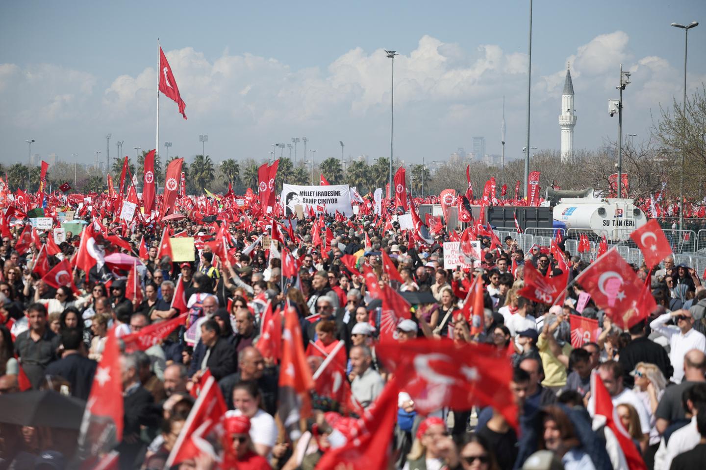 Hundreds of thousands demonstrate in Istanbul to defend democracy