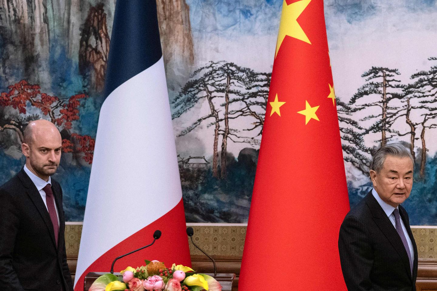 In Beijing, France's foreign minister asks China to lobby Russia on the Ukrainian situation
