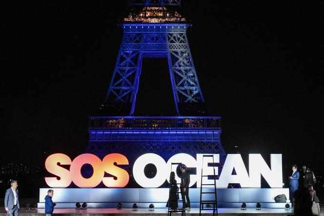 La tour Eiffel illuminée en bleu à l’occasion du sommet SOS Océan, à Paris, le 30 mars 2025.
