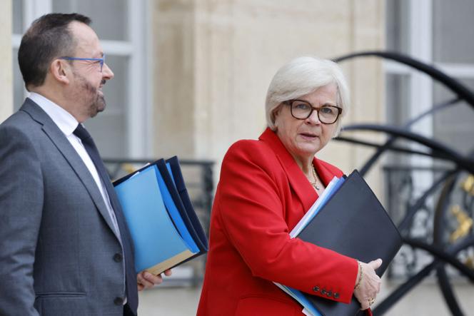 Catherine Vautrin, ministre du travail, de la santé, des solidarités et des familles, et Yannick Neuder, ministre chargé de la santé et de l’accès aux soins, à Paris, le 26 mars 2025.