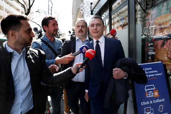 Le député Laurent Jacobelli parle à des journalistes devant le siège du RN, alors que se tient une réunion de crise après la condamnation de Marine Le&nbsp;Pen, dans le 16e&nbsp;arrondissement de Paris, lundi après-midi.