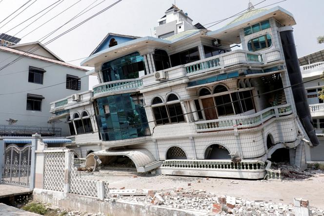 Vue d’un bâtiment effondré, à Mandalay, en Birmanie, le 31 mars 2025.