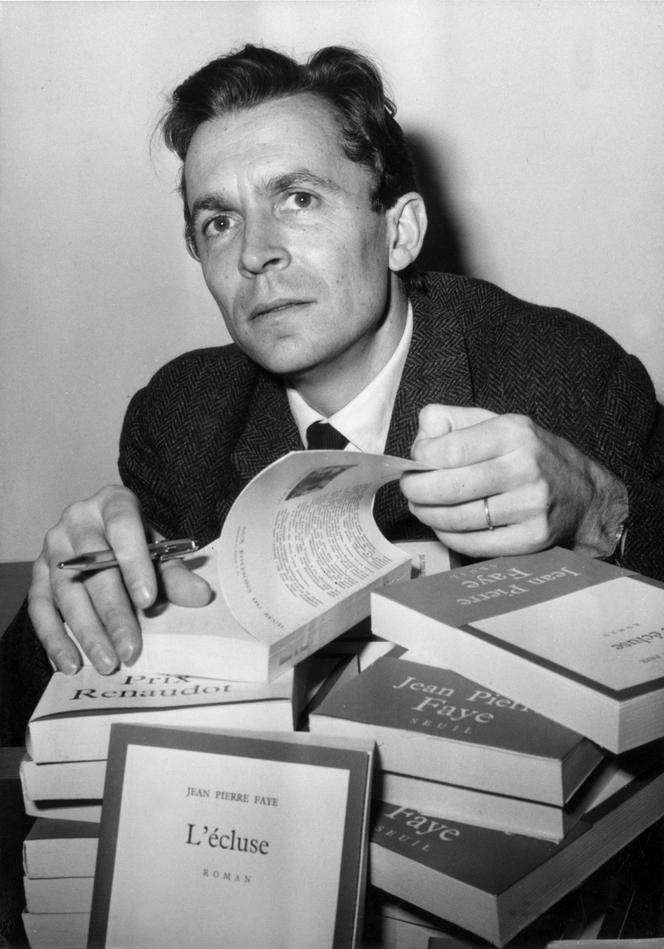 L’écrivain Jean-Pierre Faye en séance de dédicaces de son roman « L’Ecluse », prix Renaudot 1964, le 23 novembre 1964.