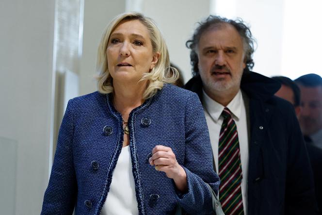 The president of the RN group in the National Assembly, Marine Le Pen, and her lawyer Rodolphe Bosselut, on March 31 at the Paris courthouse. 