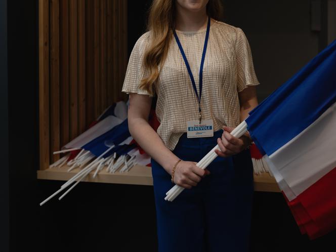 Une bénévole du RN, lors des résultats du premier tour des élections législatives, le 30 juin 2024, à Hénin-Beaumont (Pas-de-Calais), le 30 juin 2024.