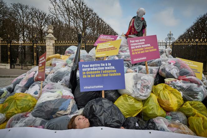 Rassemblement d’action de la coalition Stop Fast Fashion, à Paris, le 14 mars 2025.