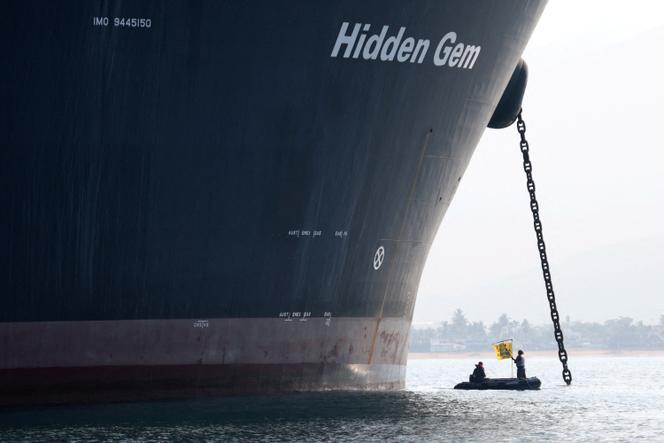 Un militant de Greenpeace devant un cargo chargé d’exploiter les grands fonds océaniques, dans le port de Manzanillo au Mexique, le 27 septembre 2023.
