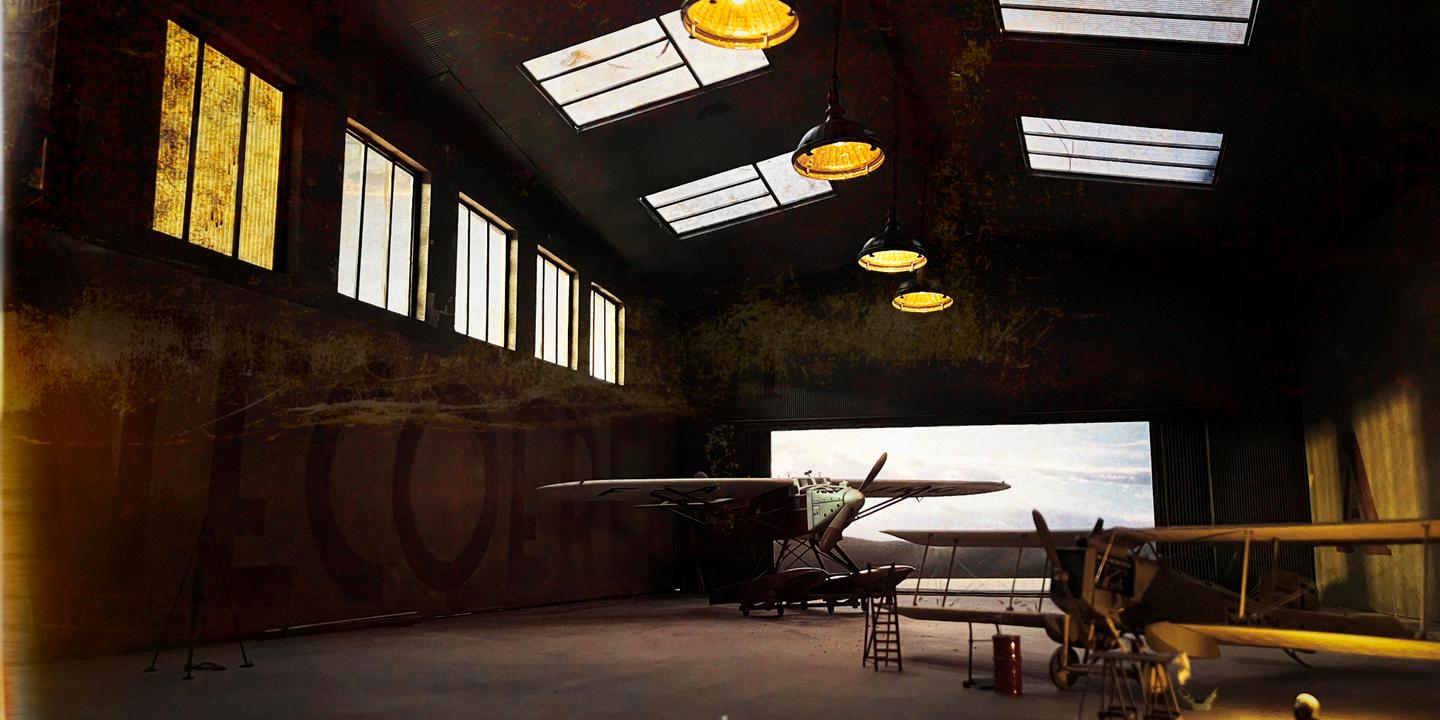 Avec l’installation immersive  Poste Restante. Escales sur la Ligne , la scénographe Cécile Léna met en boîtes l’histoire de l’Aéropostale