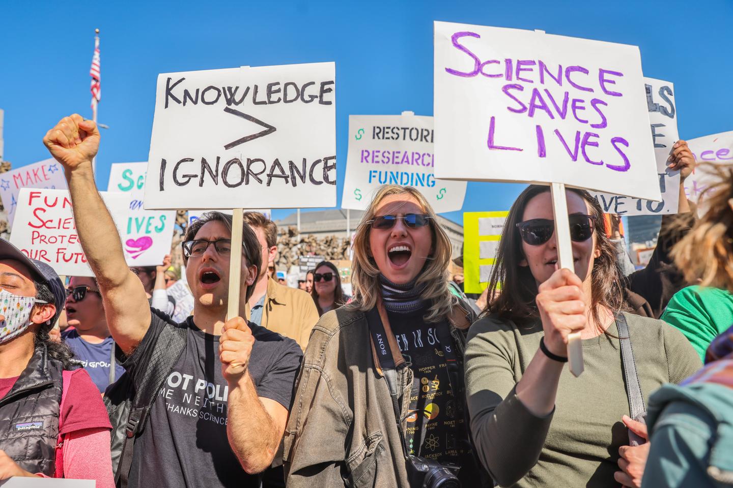 ドナルドトランプの科学攻撃に直面して、1,900人以上のアメリカ人の研究者が「SOS」を開始しています