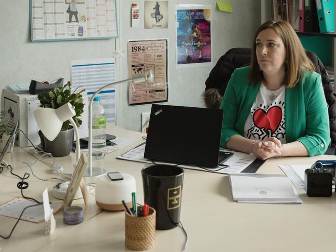 Marie Cassiez, 40 ans, travailleuse sociale, au siège social de La Sauvegarde du Nord, à Valenciennes (Nord), le 24 mars 2025.