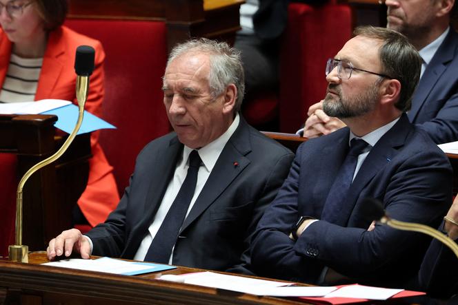 Le premier ministre, François Bayrou, et le ministre  des relations avec le parlement, Patrick Mignola, lors d’une séance de questions au gouvernement, à l’Assemblée nationale, le 1ᵉʳ avril 2025.