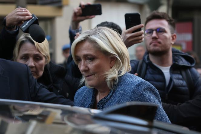 Marine Le Pen quittant le siège du Rassemblement national, à Paris, le 31 mars 2025.