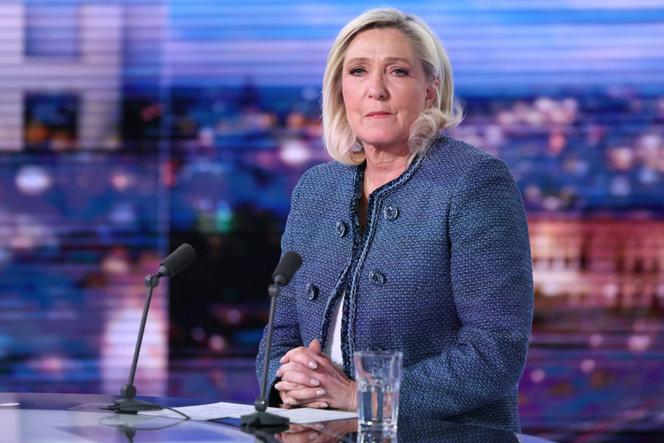 La présidente du groupe parlementaire d’extrême droite du Rassemblement national (RN), Marine Le Pen, lors d’une interview au journal télévisé de TF1, à Paris, le 31 mars 2025.