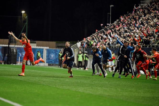 لاعبو نادي كان بعد انتصارهم في المباراة ربع النهائي ضد غينغامب.