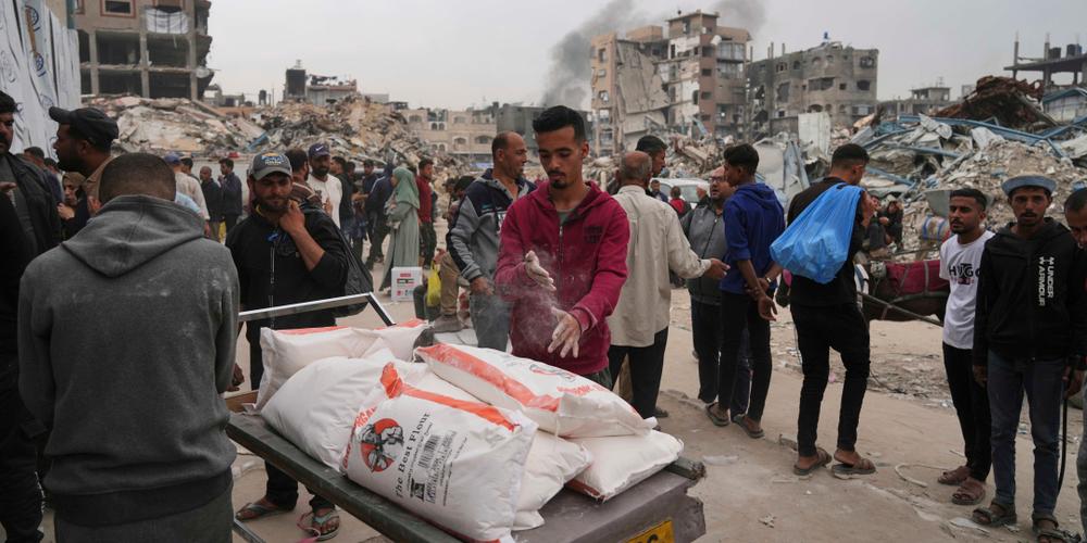 Distribution de sacs de farine et de produits de base par l’UNRWA, à Jabaliya, à Gaza, le 1ᵉʳ avril 2025. - JEHAD ALSHRAFI / AP