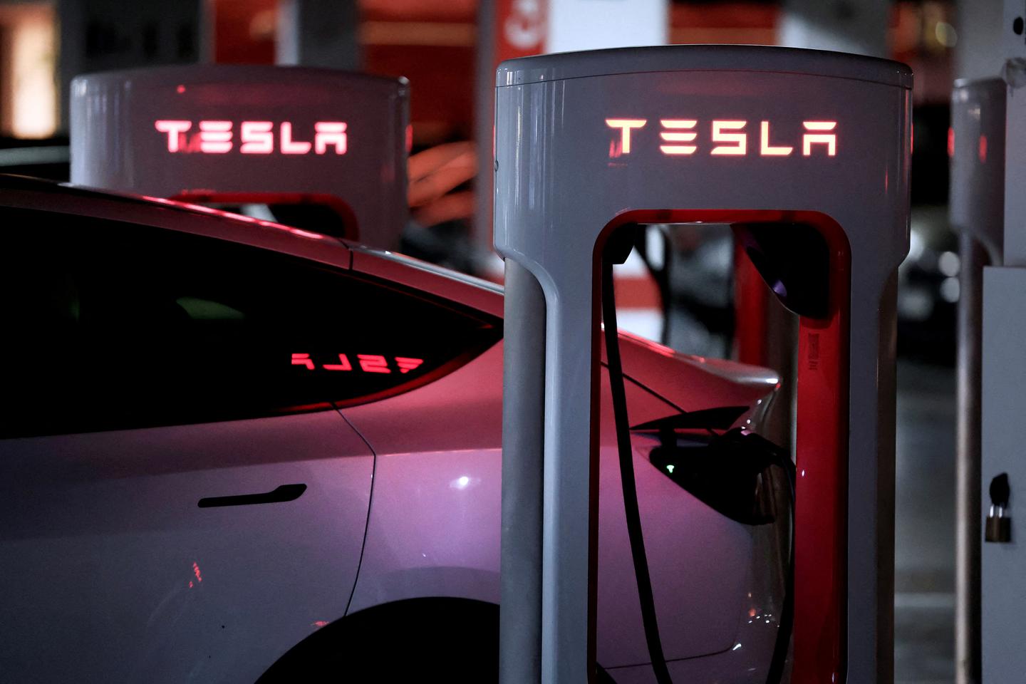 Tesla announces drop in Q1 auto sales, leading to share tumble