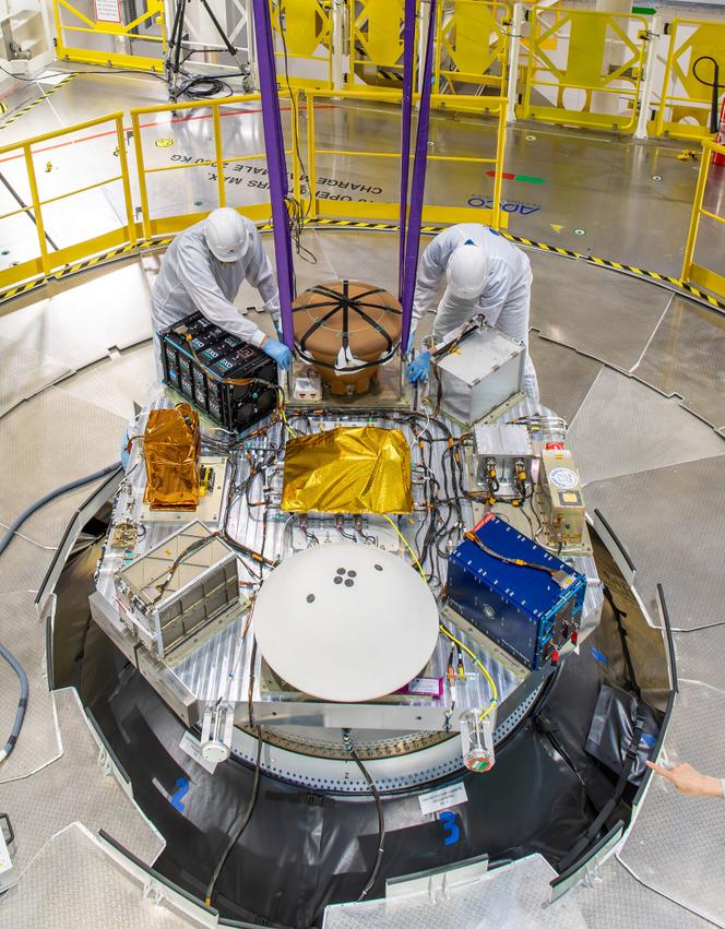Intégration de la charge utile Nyx Bikini de « The Exploration Company » sur le ballast Ariane-6 au hall d’encapsulation dans le bâtiment d’assemblage final, à Kourou, en Guyane, en juin 2024.