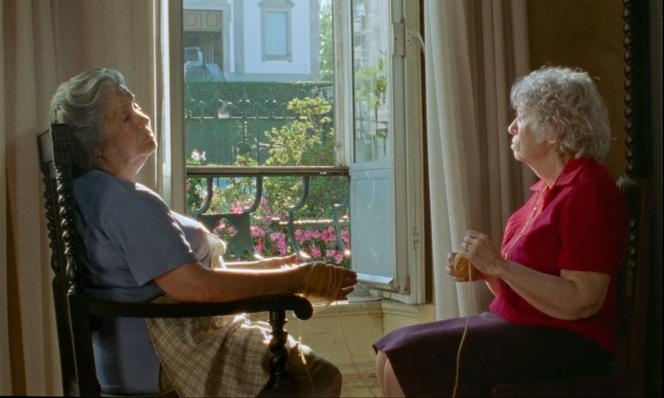Beatriz (Marcia Breia) et Alzira (Eva Ras) dans « A la lueur de la chandelle », d’André Gil Mata.