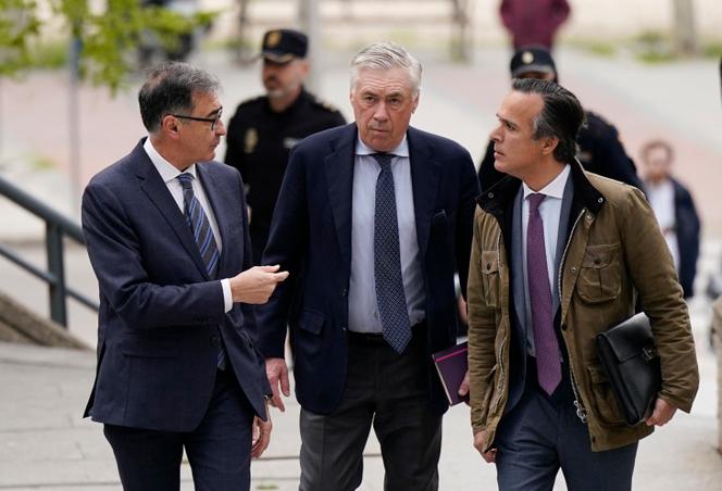 كارلو أنشيلوتي، المدرب لريال مدريد، يصل إلى المحكمة لمحاكمته بتهمة الاحتيال الضريبي في مدريد، 2 أبريل 2025.