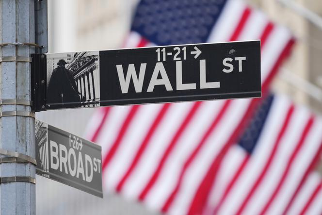 Panneaux de Wall Street affichés à l’extérieur de la Bourse de New York, le mercredi 2 avril 2025.