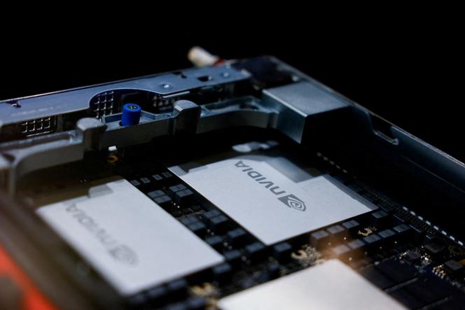 Um processador gráfico da NVIDIA em um servidor de computador, apresentado durante o Dia da Foxconn, em Taipei, em 8 de outubro de 2024.
