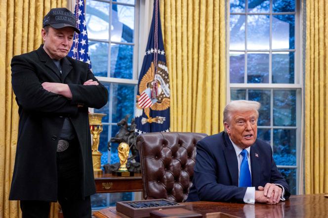 Le milliardaire américain Elon Musk écoute le président Donald Trump parler dans le bureau Ovale, à la Maison Blanche, à Washington, le 11 février 2025.