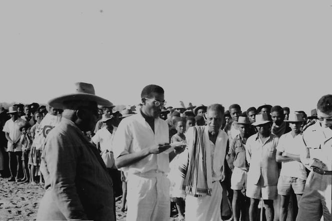 Georges Kamamy (à gauche) et Pierre Kamamy, respectivement petit-fils et fils de Toera, dernier roi de la dynastie sakalava du Menabe, lors de la cérémonie du bain des reliques en 1938 à Belo sur Tsiribihina (Madagascar).
