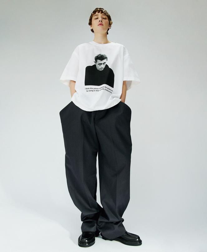 Tee-shirt James Dean, en popeline de coton, 775 €, pantalon et chaussures, Sacai.