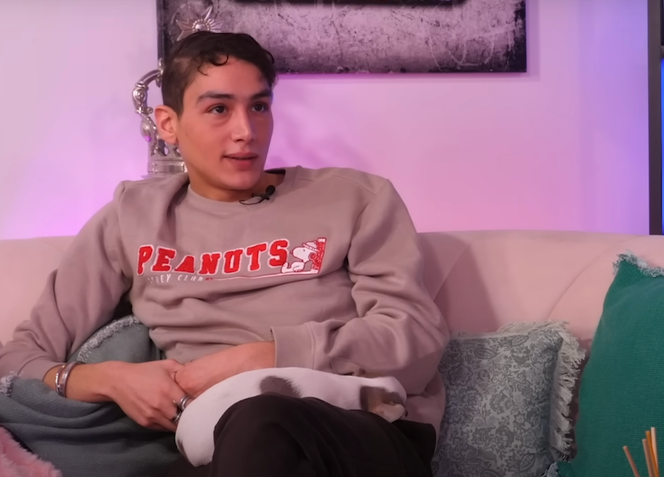 L’influenceur Aqababe, lors d’un entretien accordé au youtubeur Sam Zirah, le 31 janvier 2023.