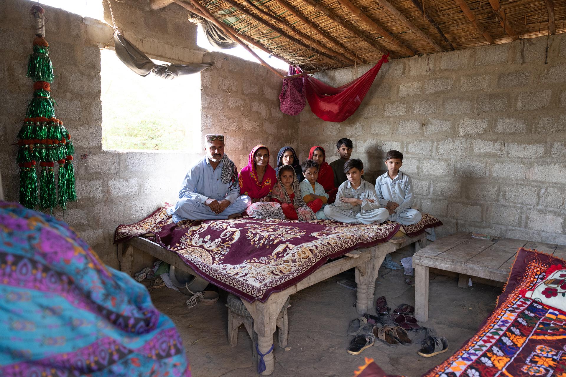 Sikander et Ajeeba Ali avec quatre de leurs sept fils et leurs trois filles. La famille a construit une maison dans le bidonville de Sindhabad, à l’entrée de Karachi. Au Pakistan, le 6 février 2025.
