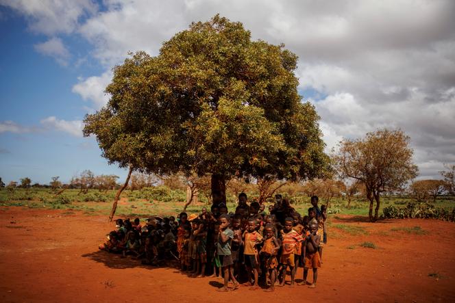 Des enfants et leurs mères attendent d’être examinés dans un centre de malnutrition infantile géré par le Programme alimentaire mondial, à Anjeky Beanatara (Madagascar), le 11 février 2022.