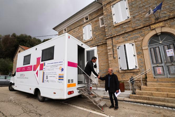 Un « médicobus » (cabinet médical mobile destiné à offrir des soins aux patients localisés dans des déserts médicaux), à Pila-Canale (Corse-du-Sud), le 11 mars 2025.