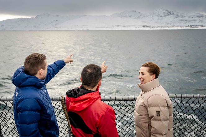 La première ministre danoise, Mette Frederiksen (à droite), à bord d’un navire d’inspection de la marine nationale, dans les eaux de Nuuk, au Groenland, le 3 avril 2025.