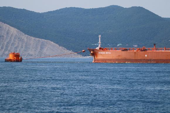 Le pétrolier « Aegean Myth » au niveau du terminal maritime du Caspian Pipeline Consortium, près du port de Novorossiïsk, dans la mer Noire (Russie), le 31 juillet 2021.