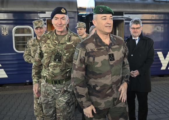 Le chef d’état-major français, Thierry Burkhard, suivi par le chef d’état-major britannique, l’amiral Tony Radakin, arrive à Kiev, vendredi 4 avril 2025.