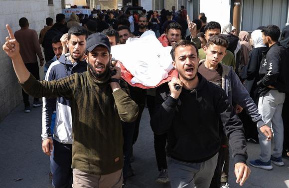 Un Palestinien est transporté à l’hôpital Al-Ahli, dans la ville de Gaza, le 4 avril 2025.