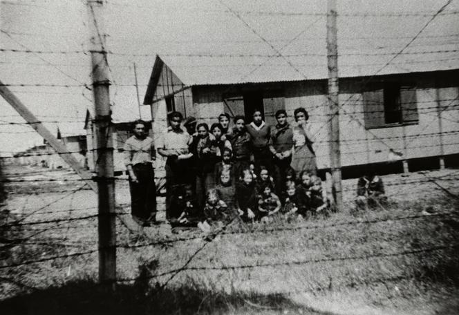 Femmes et enfants tziganes internés au camp de Montreuil-Bellay (Maine-et-Loire), en 1944.