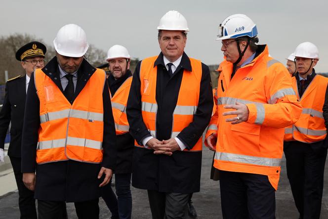 Le ministre des transports, Philippe Tabarot (au centre), avec le directeur général du concessionnaire Atosca, Martial Gerlinger (à droite), lors d’une visite du chantier de l’autoroute A69 à Castres (Tarn), le 4 avril 2025.