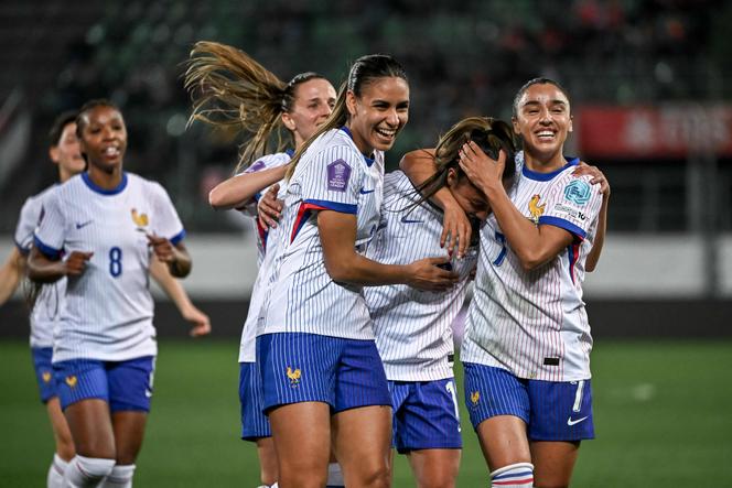 La défenseuse de l’équipe de France féminine de football Maëlle Lakrar (au centre), le 4 avril 2025, à Saint-Gall (Suisse), lors d’un match entre les Bleues et la Suisse.