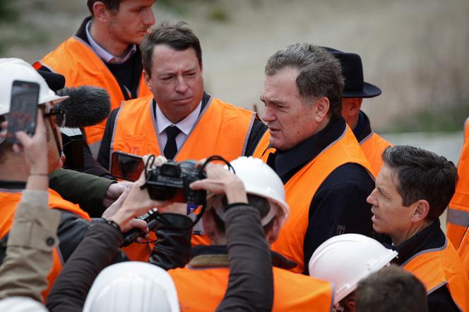 Le ministre des transports, Philippe Tabarot, répond aux journalistes lors d’une conférence de presse après avoir visité le chantier de l’autoroute A69 à Castres (Tarn), le 4 avril 2025. 
