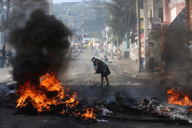 Une barricade enflammée lors d’une manifestation contre l’insécurité à Port-au-Prince, à Haïti, le 2 avril 2025. </noscript></figure>
<p class=