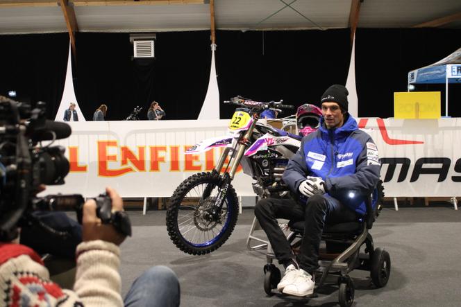 Axel Allétru devant la moto avec laquelle il a participé à l’Enduropale du Touquet 2024.