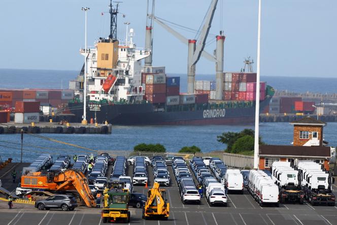 Des voitures fabriquées dans des usines sud-africaines destinées à l’exportation, avant leur chargement sur des navires, dans le port d’East London (province du Cap-Oriental), en Afrique du Sud.