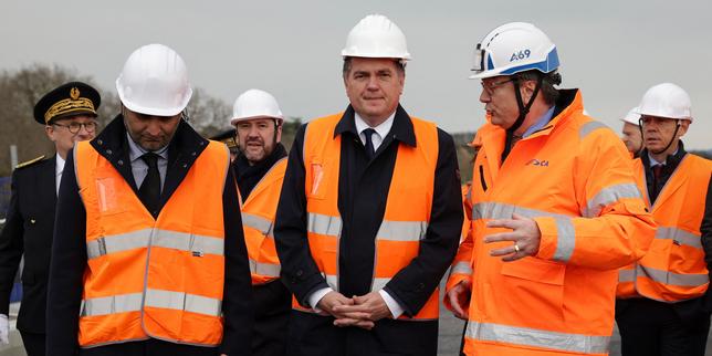 Le ministre des transports, Philippe Tabarot (au centre), avec le directeur général du concessionnaire Atosca, Martial Gerlinger (à droite), lors d’une visite du chantier de l’autoroute A69 à Castres (Tarn), le 4 avril 2025.