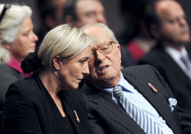Marine Le Pen et Jean-Marie Le Pen, à Tours (Indre-et-Loire), en janvier&nbsp;2011.