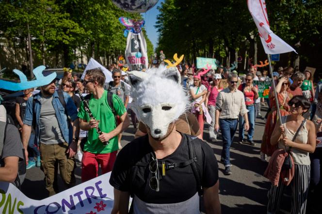 Des manifestants lors d’une marche « Printemps bruyant » contre les pesticides à Paris, le 5 avril 2025.