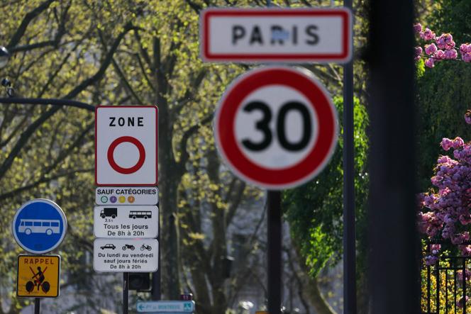 Un panneau de signalisation de zone à faibles émissions (ZFE) signale les endroits où les véhicules à faibles et zéro émissions classés Crit’Air 1, Crit’Air 2 et Crit’Air 3 sont autorisés, à Paris, le 5 avril 2025.