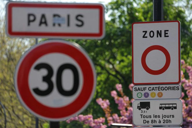 Signalisation d’une zone à faibles émissions (ZFE), à Paris, le 5 avril 2025.
