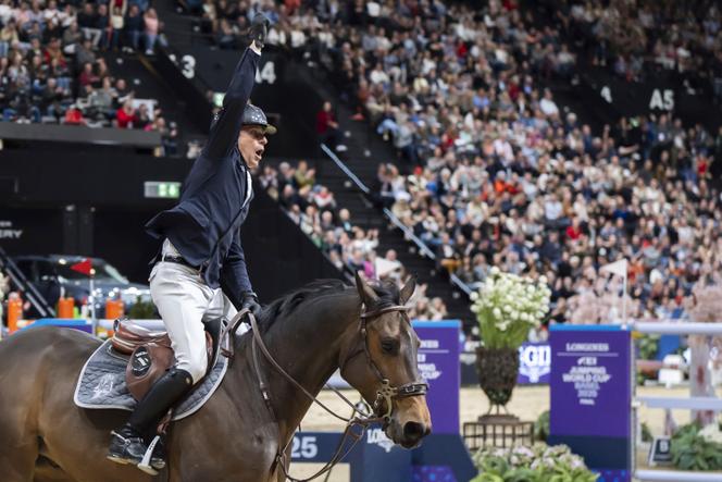 Le Français Julien Epaillard sur Donatello d’Auge après sa victoire en finale de la Coupe du monde de saut d’obstacles à Bâle, en Suisse, le 6 avril 2025.